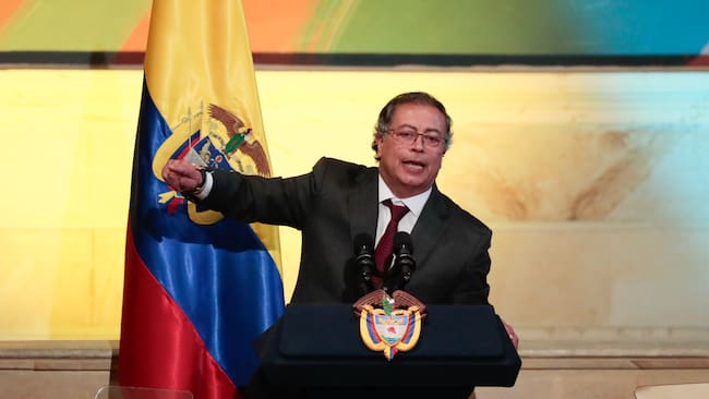 AME3577. BOGOTÁ (COLOMBIA), 17/09/2024.-Fotografía de archivo del 20 de julio de 2024 del presidente de Colombia, Gustavo Petro, hablando durante la instalación de las sesiones ordinarias del Congreso en Bogotá (Colombia). El presidente colombiano, Gustavo Petro, condenó este martes el ataque de la guerrilla del Ejército de Liberación Nacional (ELN) en el este del país que dejó dos soldados muertos y 27 heridos, y aseguró que "es una acción que cierra un proceso de paz con sangre". EFE/ Carlos Ortega ARCHIVO