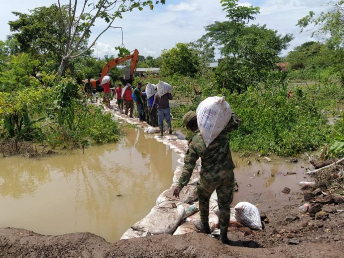 Ejército apoya construcción de jarillones por inundaciones en Bolívar