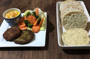 kibbe y de falafel con hummus, pan árabe y ensalada