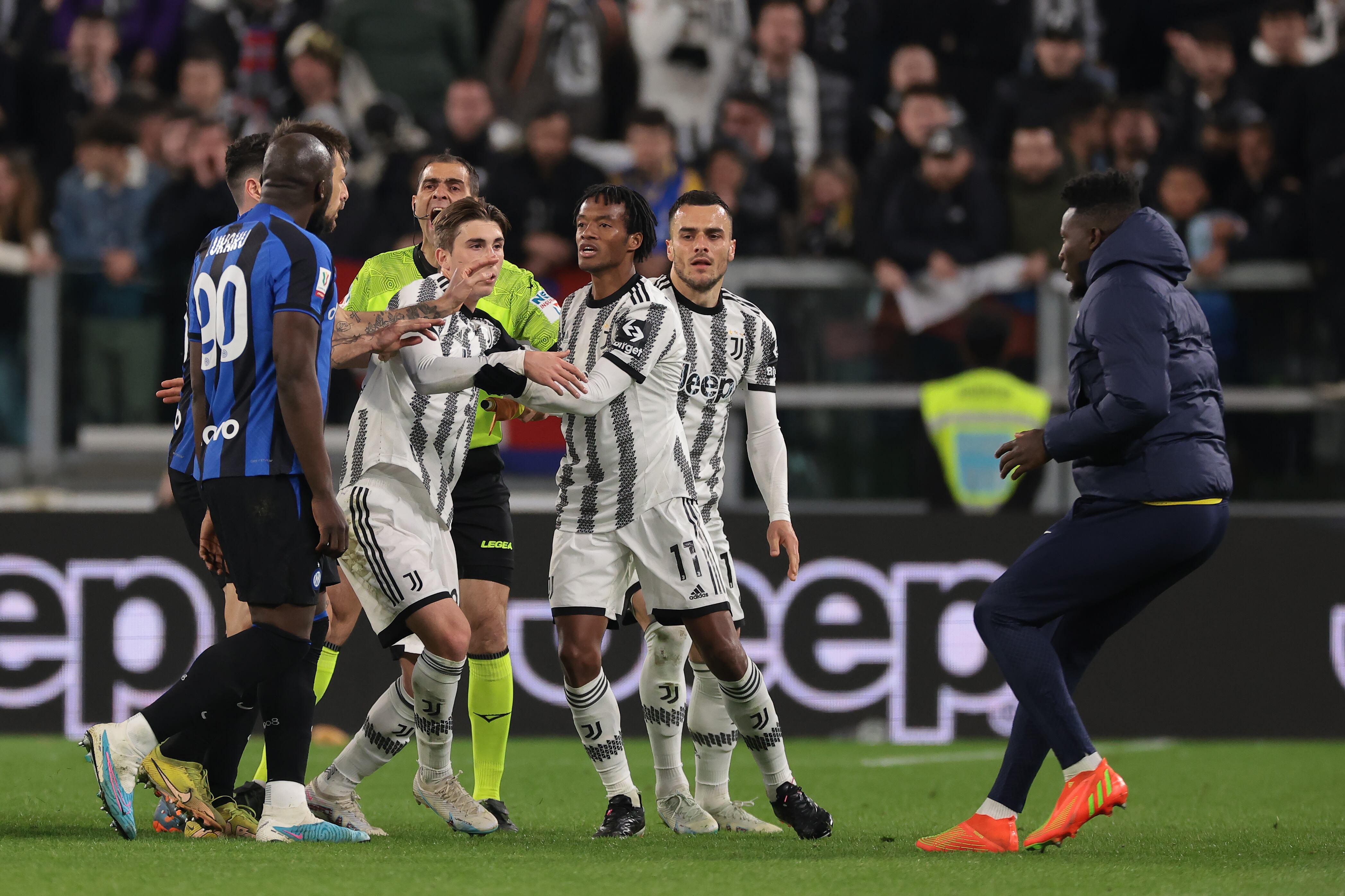 Juan Guillermo Cuadrado pelea con Romelu Lukaku en su último partido ante el Inter de Milán. (Photo by Jonathan Moscrop/Getty Images)