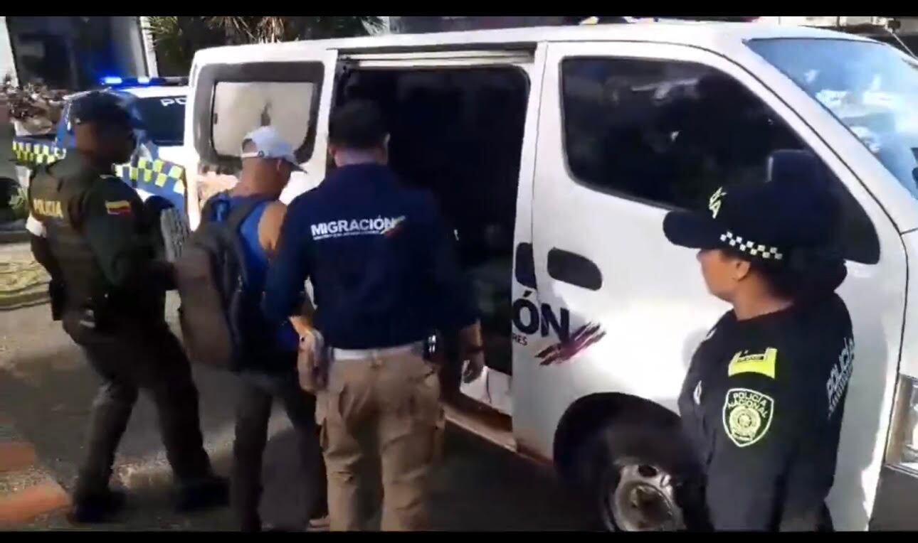El extranjero fue dejado a disposición de la autoridad migratoria, tras ser sorprendido con la menor de edad. Foto: Migración Colombia.