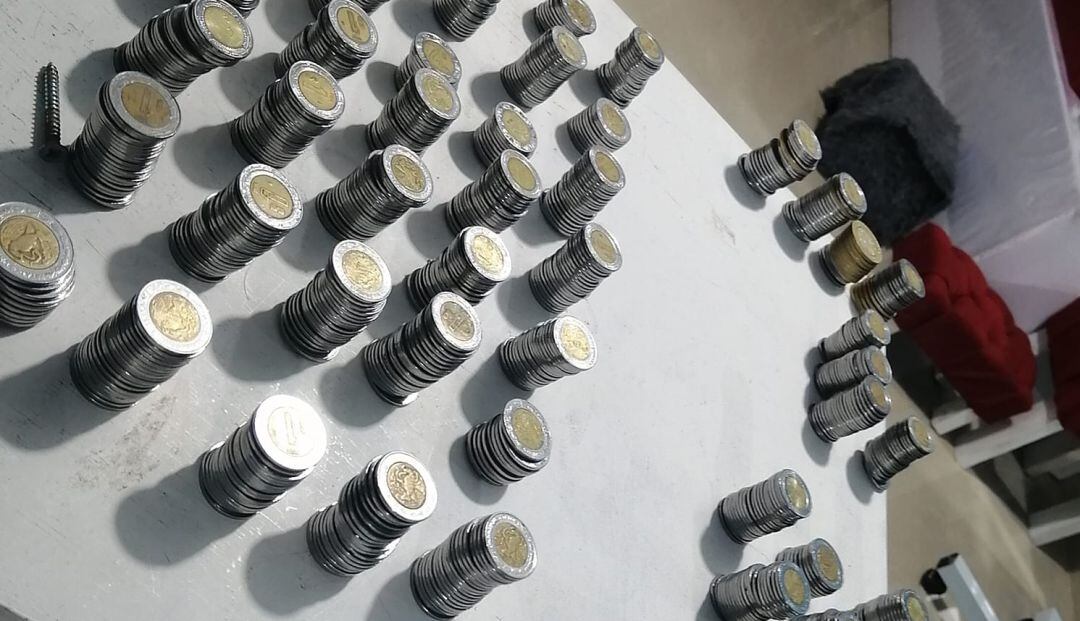 Con monedas de sus propinas un empacador pago una deuda a tiempo