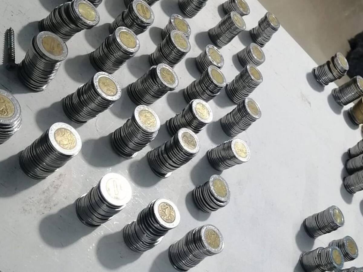 Con monedas de sus propinas un empacador pago una deuda a tiempo