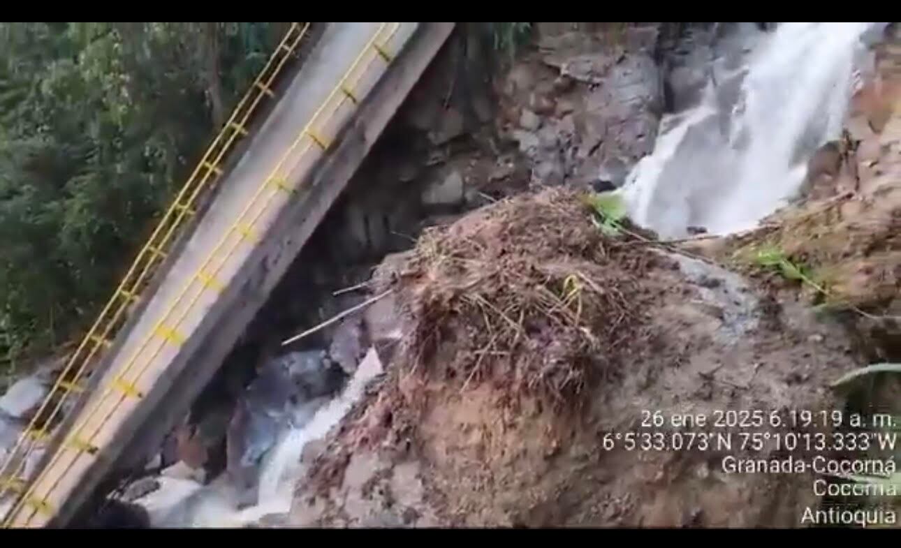 Los puentes La Trinidad y San Bartolo colapsaron por las fuertes lluvias en Cocorná. Foto: Cortesía.