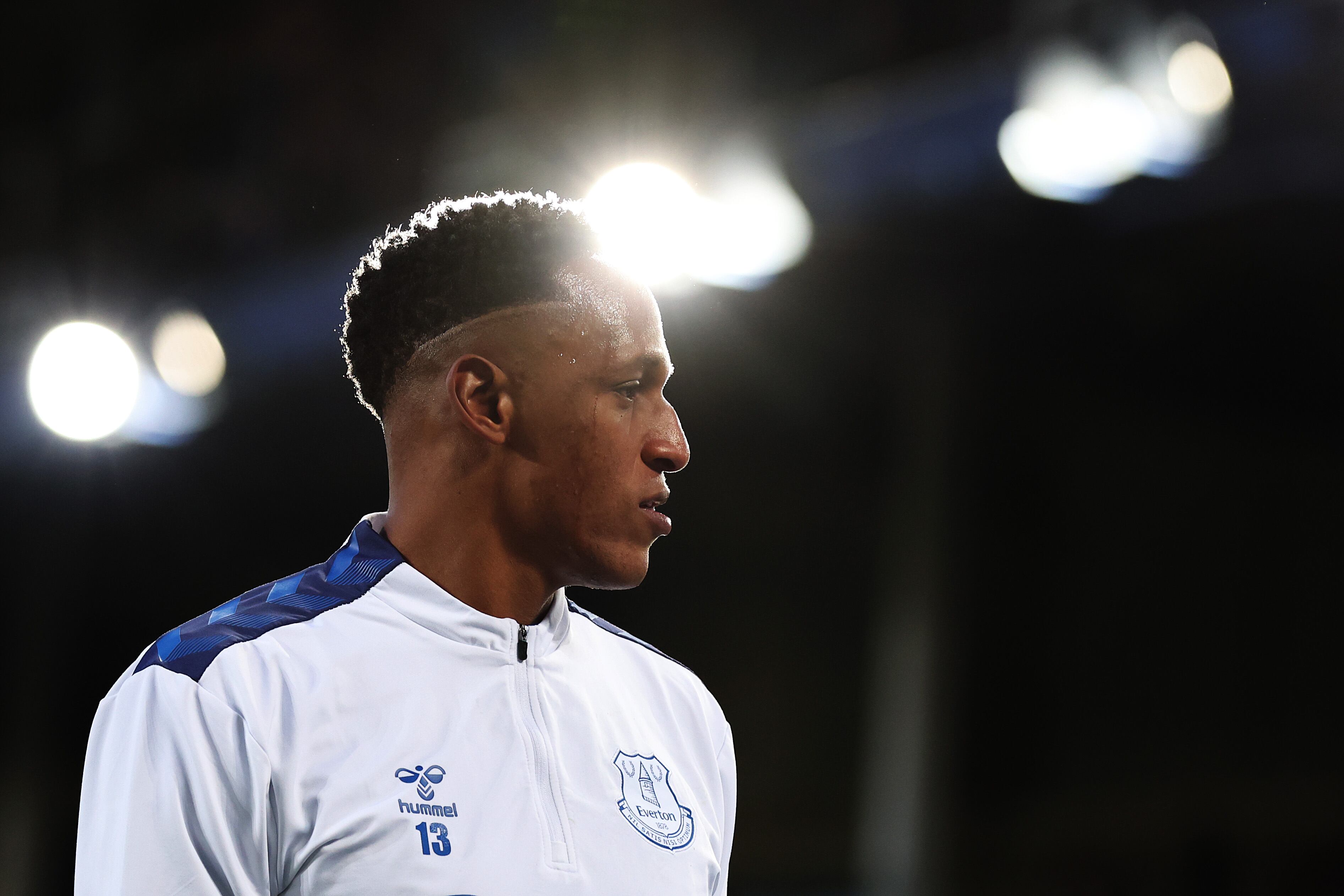 Yerry Mina fue suplente nuevamente con Everton. (Photo by Alex Livesey/Getty Images)