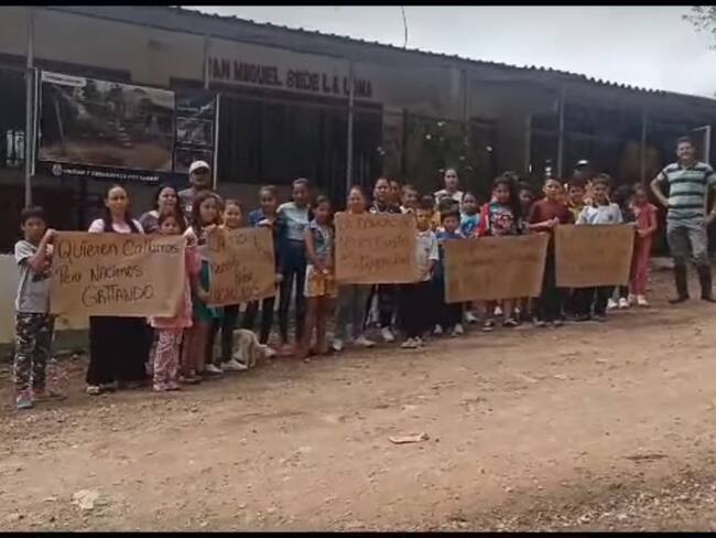 En colegio de Hacarí exigen asignación de docente