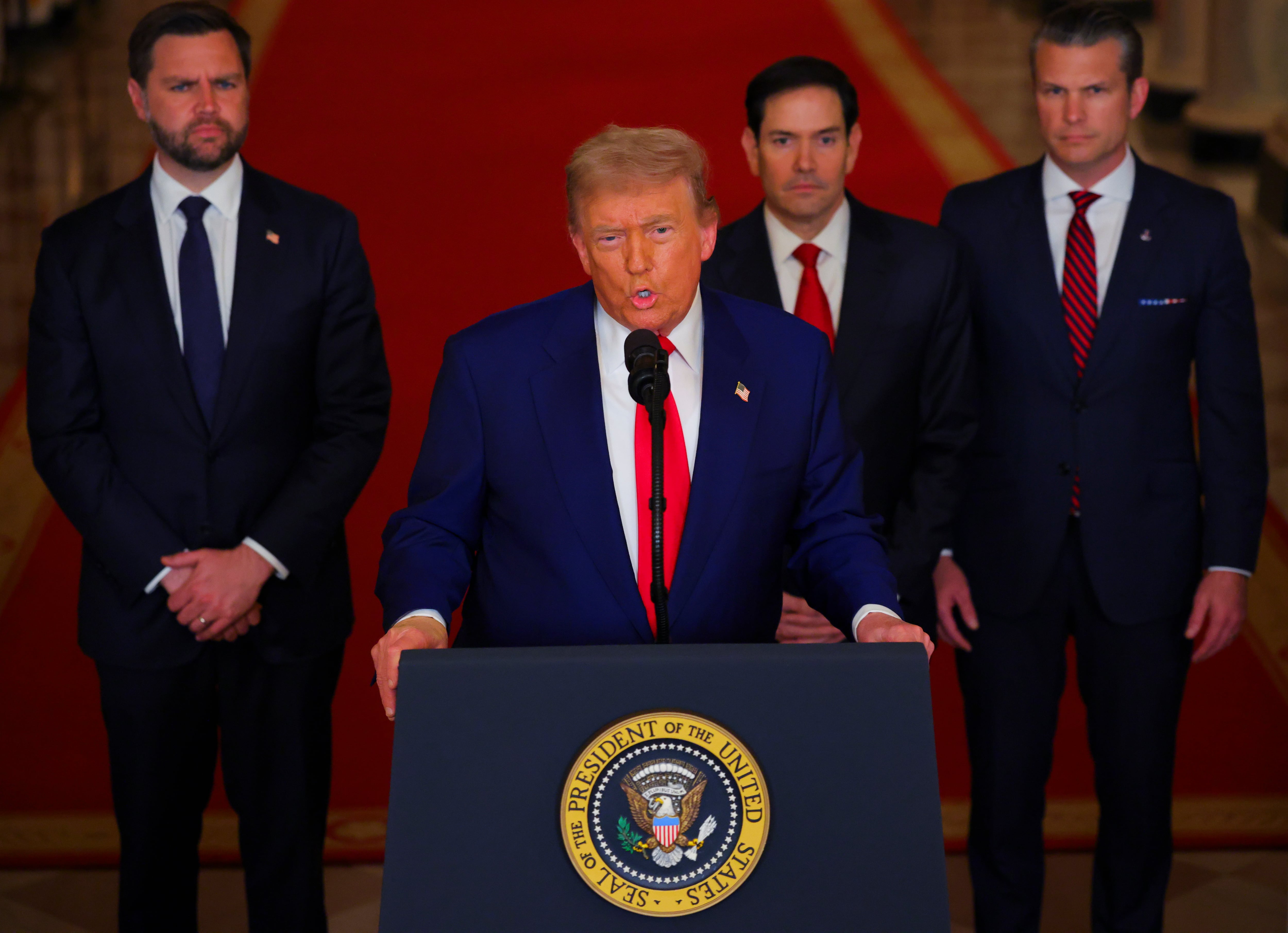 El presidente estadounidense Donald Trump con su secretario de Defensa, Pete Hegseth (D), el vicepresidente JD Vance (I) y el secretario de Estado, Marco Rubio.  
EFE/EPA/Carlos Barria / POOL
