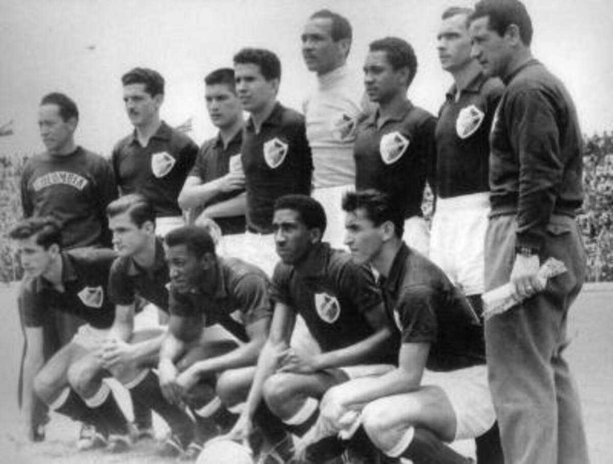 SELECCIÓN COLOMBIA 1962DE PIE IZQ- DER: Malaver, Cobo Zuluaga, Jaime Silva, Rolando Serrano, Caimán Sánchez, Canocho Echeverry, Ignacio Calle y Adolfo Pedernera.ABAJO DE IZQ-DER: Cuca Aceros, Velitas Pérez, Eusebio Escobar, Maravilla Gamboa y Zipa Gonzales.