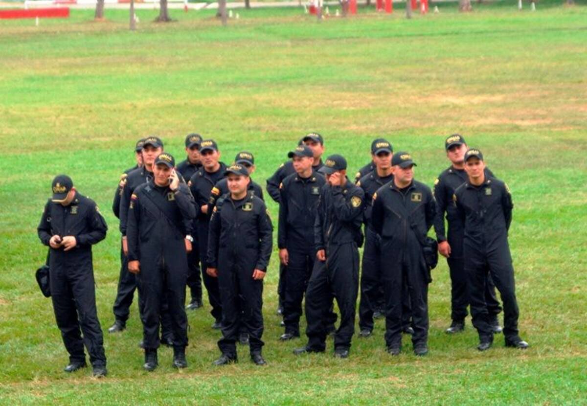 Durante el evento, integrantes de la Policía, el Esmad y el Ejército recibieron con emoción a Juanes, le prepararon una presentación musical con vallenato y otra con un Michael Jackson del batallón "Coronel Francisco José de Caldas".