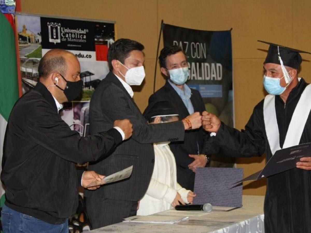 34 excombatientes Farc se graduaron en Entornos Productivos