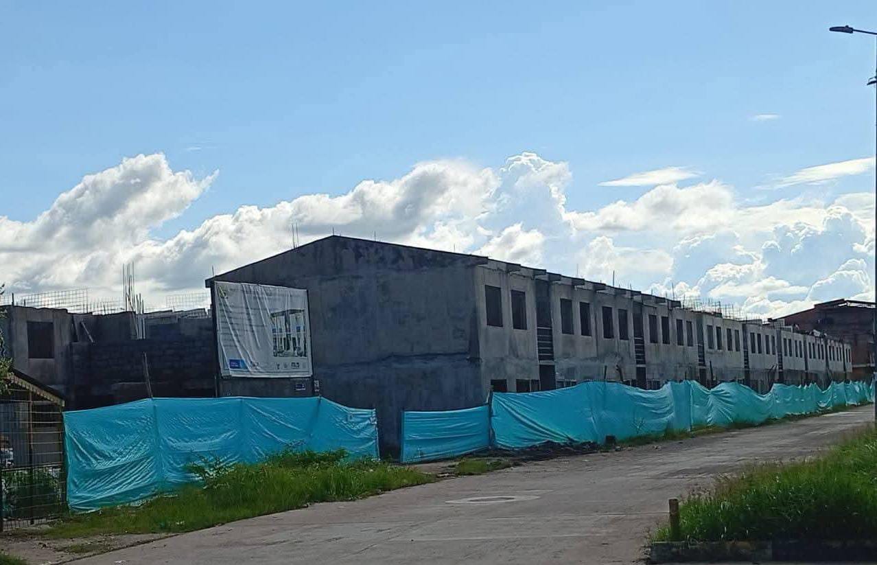 De acuerdo con los beneficiarios, el proyecto de vivienda "Tierra de Bendiciones", ya estaría terminado, pero la Alcaldía de Puerto Boyacá no ha hecho entrega de los inmuebles / Foto: Suministrada.