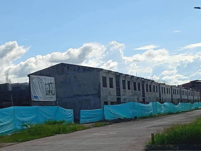 De acuerdo con los beneficiarios, el proyecto de vivienda "Tierra de Bendiciones", ya estaría terminado, pero la Alcaldía de Puerto Boyacá no ha hecho entrega de los inmuebles / Foto: Suministrada.