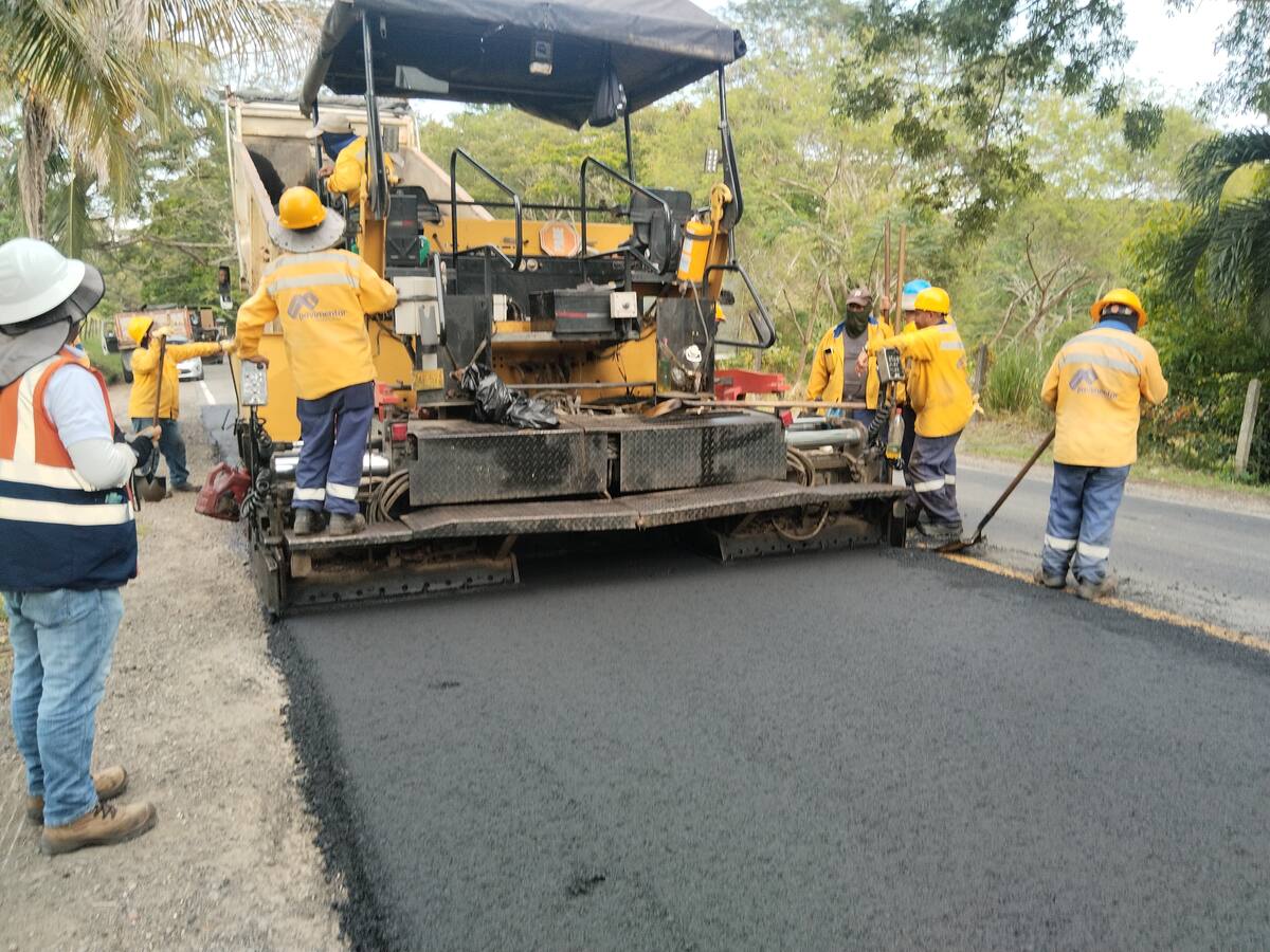 Obras de mantenimiento en la vía Santuario-Caño Alegre