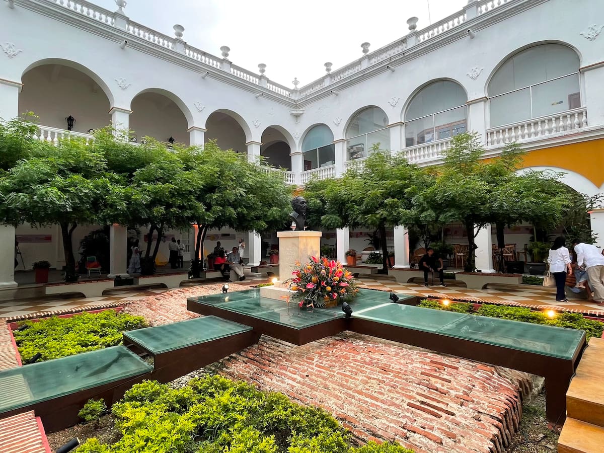 Tarde de poesía en el Claustro de La Merced