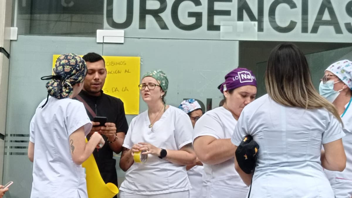 “Nos deben dos meses de salario” Trabajadores de la Clínica Dumian en Armenia exigen soluciones