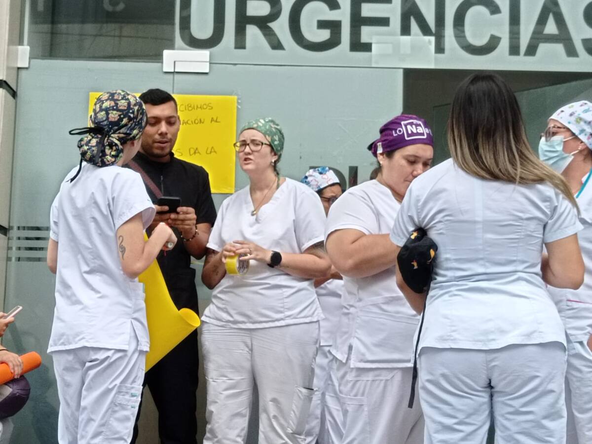 “Nos deben dos meses de salario” Trabajadores de la Clínica Dumian en Armenia exigen soluciones