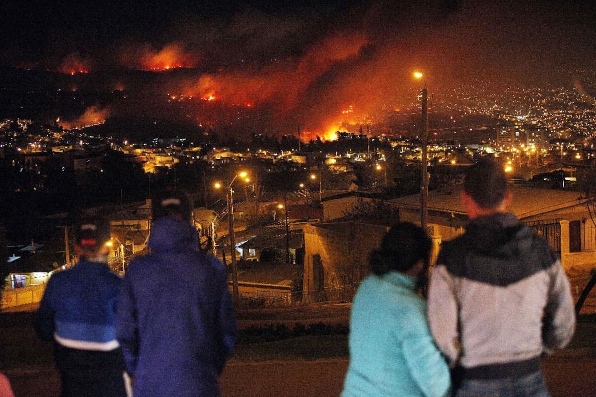 13 de abril 2014. La gente ve como un incendio forestal ruge hacia las zonas urbanas de la ciudad de Valparaíso, Chile.