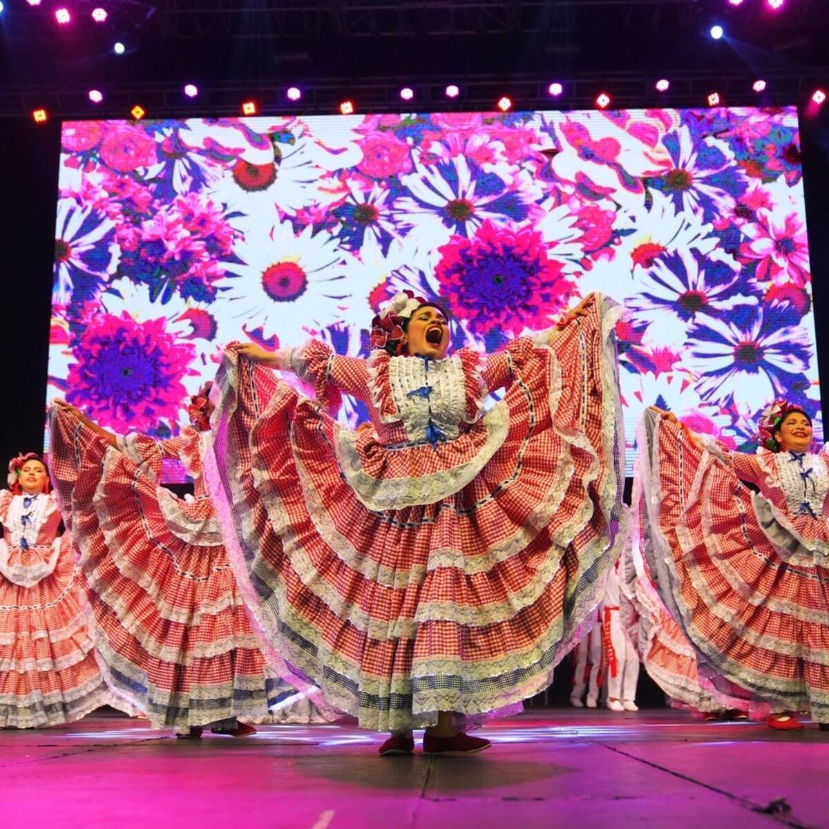 Fin de Semana de Tradición: barranquilleros ‘movieron las caderas’ al son de los grupos folclóricos
