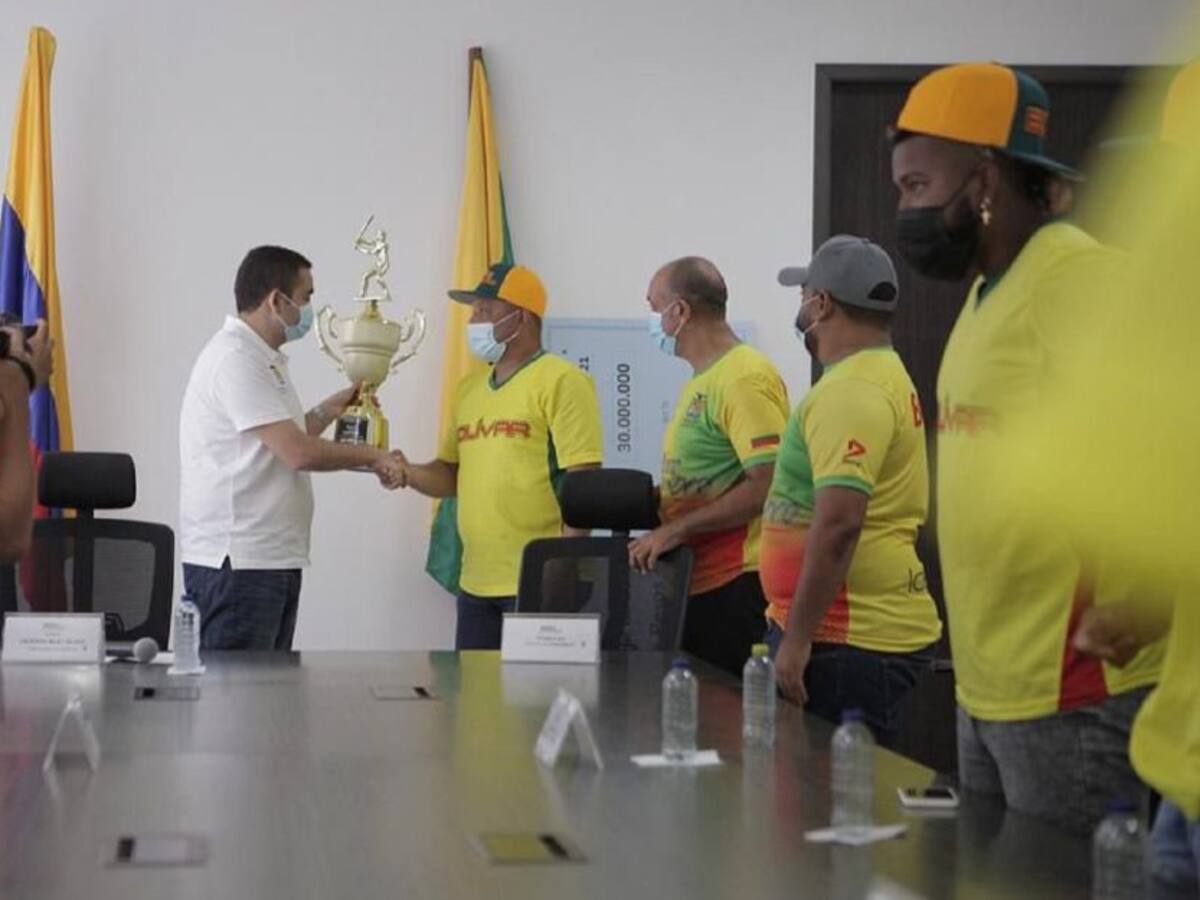 Entregaron incentivo a campeones nacionales de Sóftbol U23