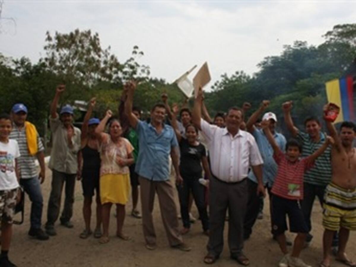 Campesinos bloquean vía en Norte de Santander