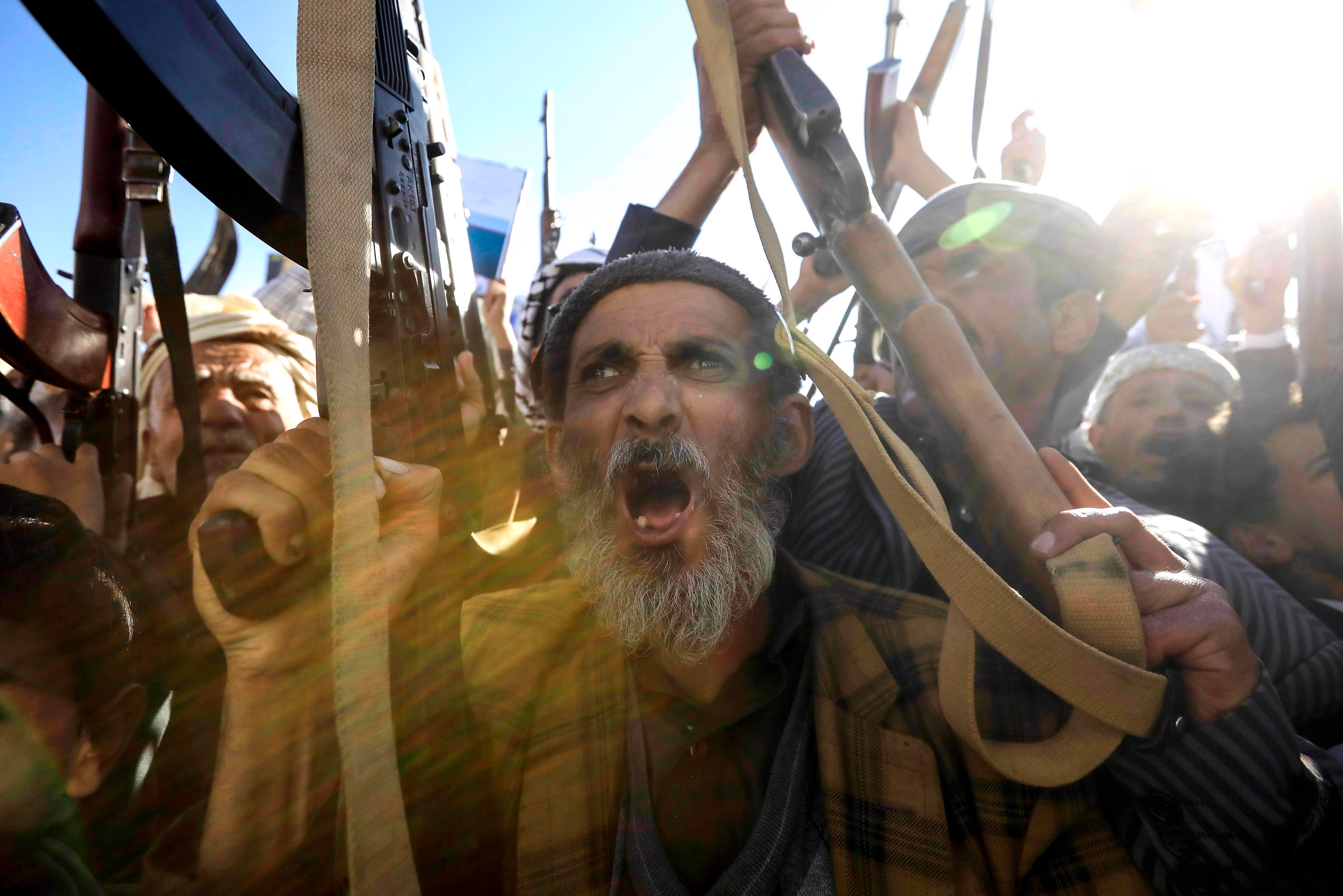 FOTODELDÍA Saná (Yemen), 10/01/2025.- Partidarios de los hutíes gritan consignas y levantan sus armas durante una protesta contra Estados Unidos e Israel en Saná, Yemen, el 10 de enero de 2025. Miles de partidarios de los hutíes se reunieron en Saná para protestar contra los últimos ataques israelíes contra sitios controlados por los hutíes en Yemen, en medio de la escalada de ataques hutíes contra Israel y la navegación comercial en los mares alrededor de Yemen, en represalia por la operación militar israelí en curso en la Franja de Gaza. EFE/EPA/YAHYA ARHAB