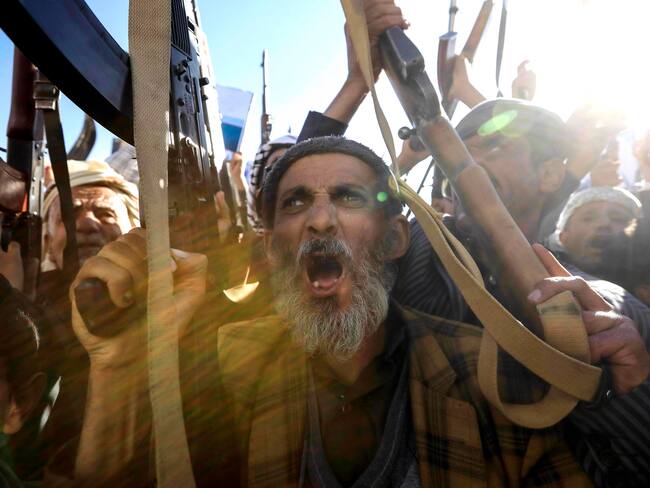 FOTODELDÍA Saná (Yemen), 10/01/2025.- Partidarios de los hutíes gritan consignas y levantan sus armas durante una protesta contra Estados Unidos e Israel en Saná, Yemen, el 10 de enero de 2025. Miles de partidarios de los hutíes se reunieron en Saná para protestar contra los últimos ataques israelíes contra sitios controlados por los hutíes en Yemen, en medio de la escalada de ataques hutíes contra Israel y la navegación comercial en los mares alrededor de Yemen, en represalia por la operación militar israelí en curso en la Franja de Gaza. EFE/EPA/YAHYA ARHAB