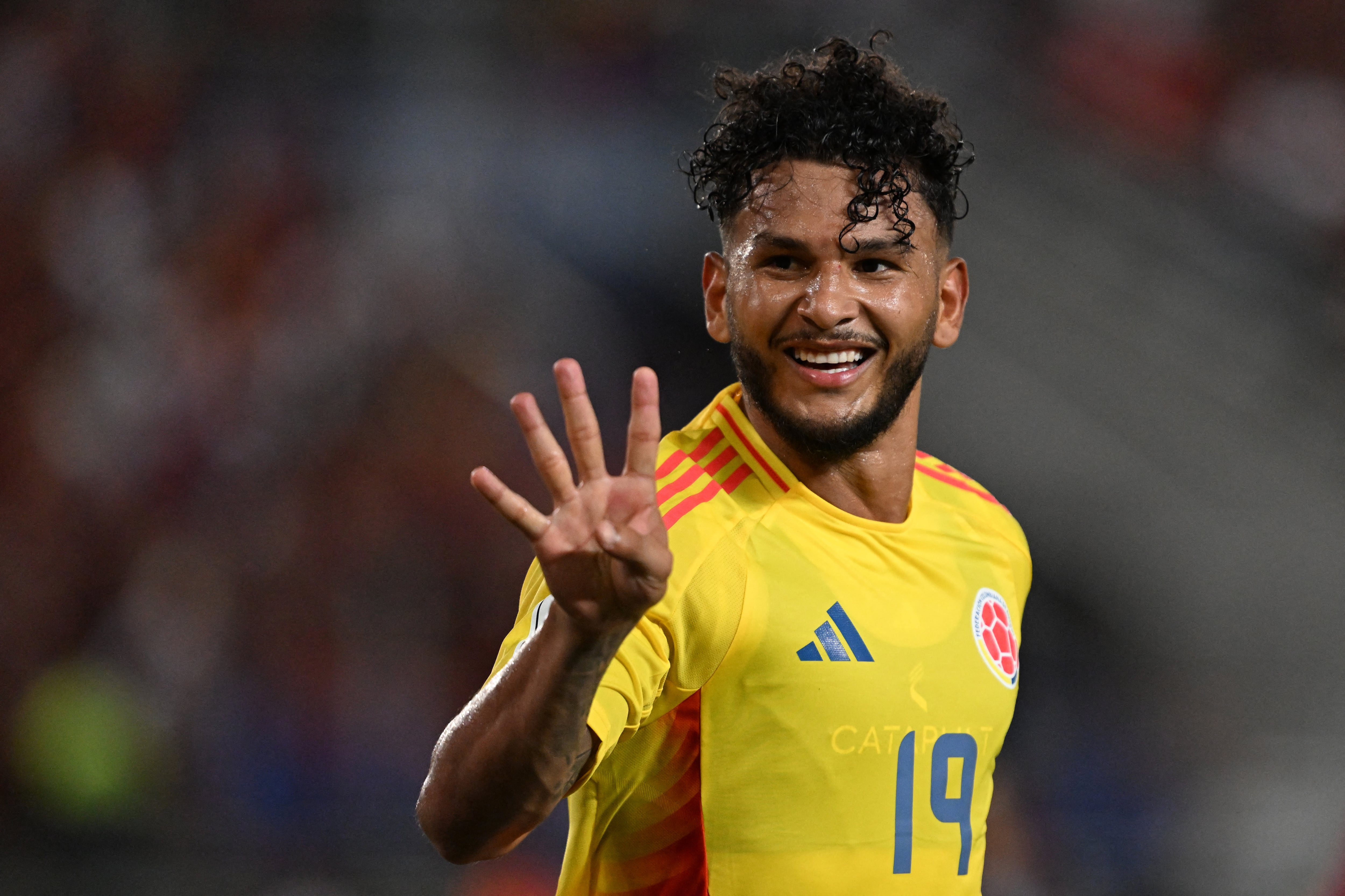 Luis Suárez indica los 4 goles que convirtió ante Venezuela. (Photo by JUAN BARRETO/AFP via Getty Images)