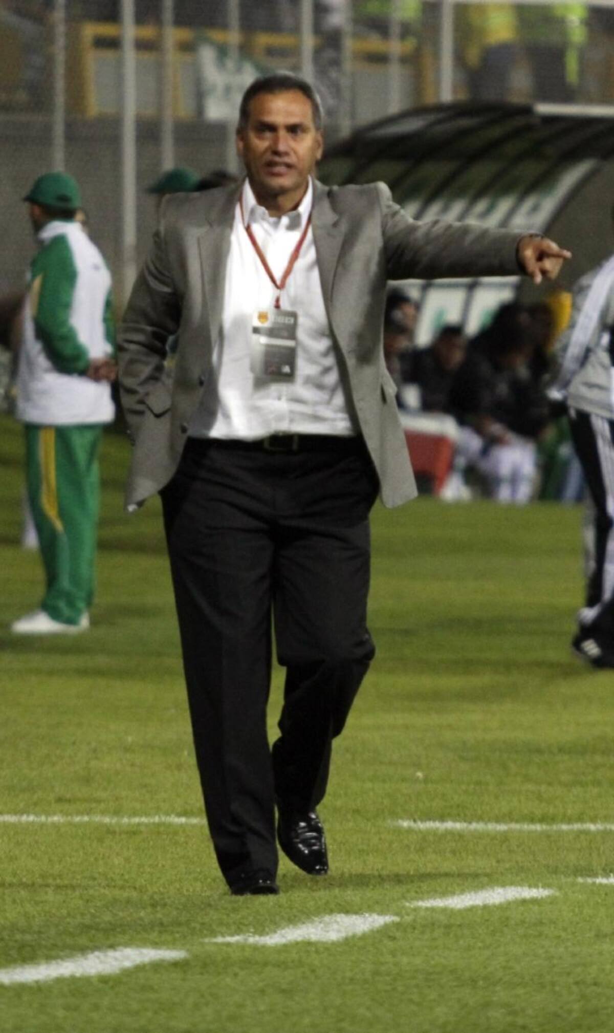 El técnico de Millonarios, Hernán Torres, durante el partido.