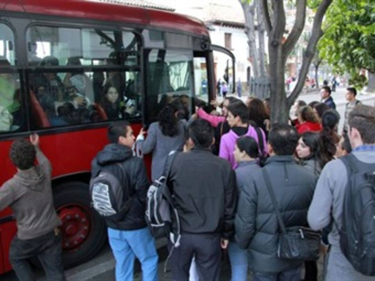 Hasta 10 personas por metro cuadrado transporta Transmilenio: Flórez