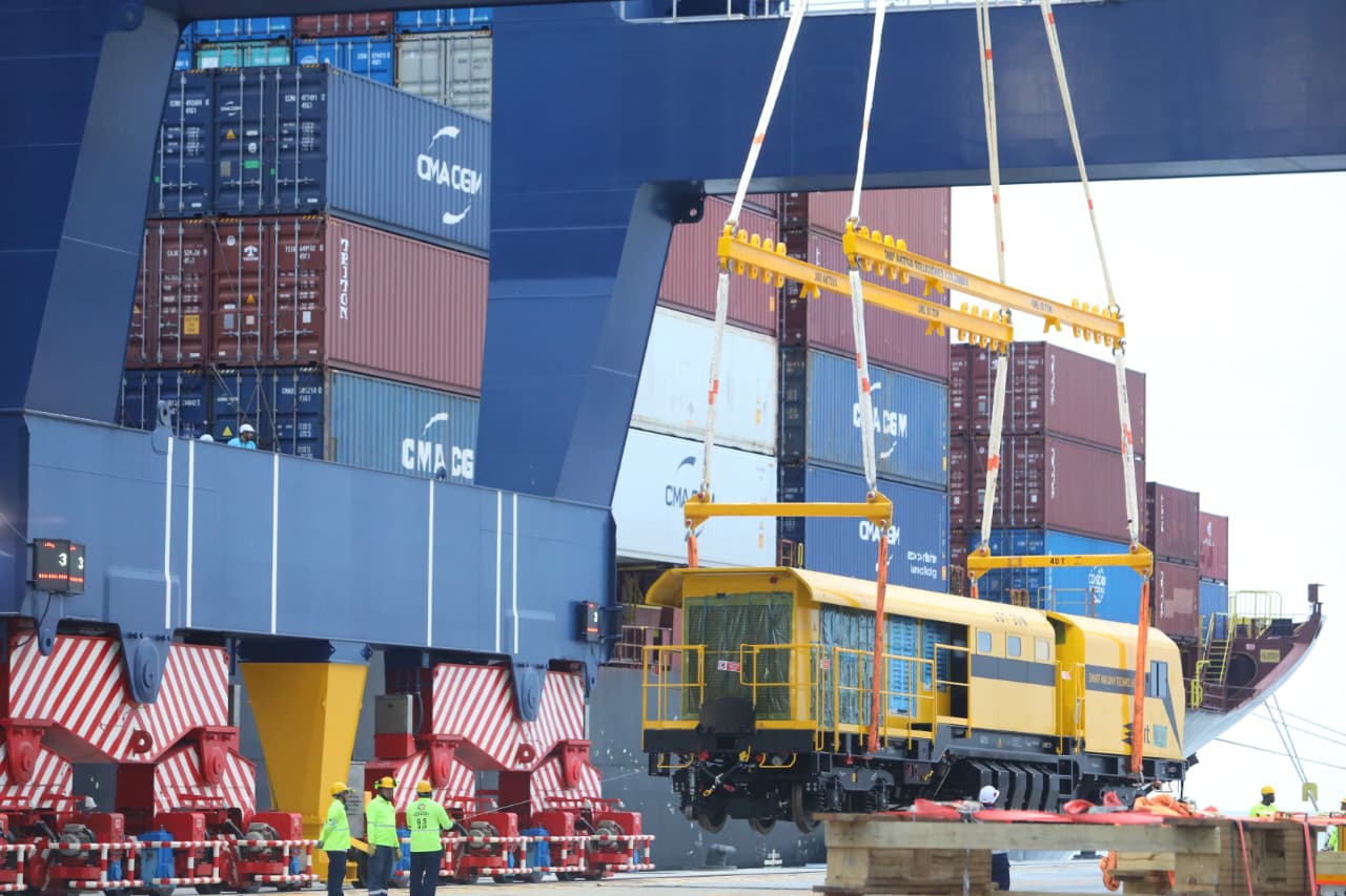 Nueva reperfiladora de rieles del Metro de Medellín en Puerto Antioquia. Foto: Metro.