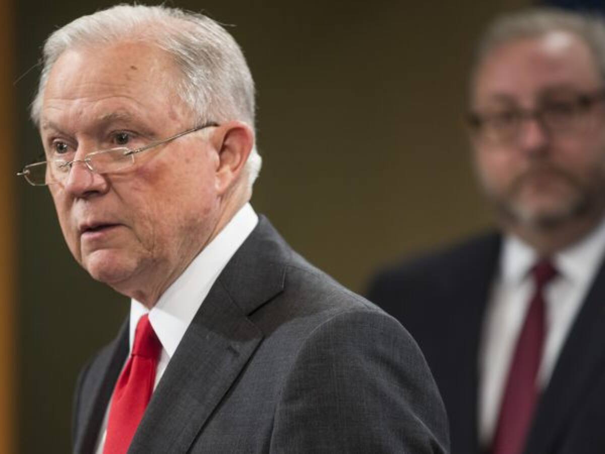 Renunció el fiscal general de EE.UU., Jeff Sessions