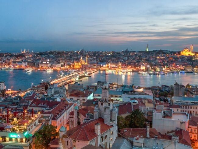 Una ciudad muy famosa en el mundo está ubicada entre dos continentes