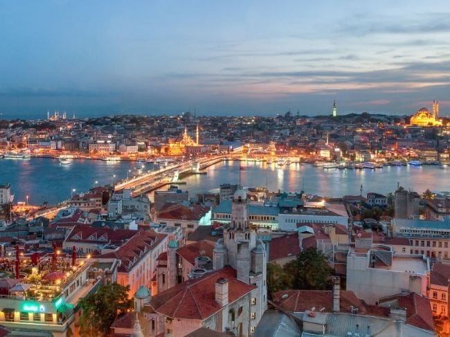 Una ciudad muy famosa en el mundo está ubicada entre dos continentes