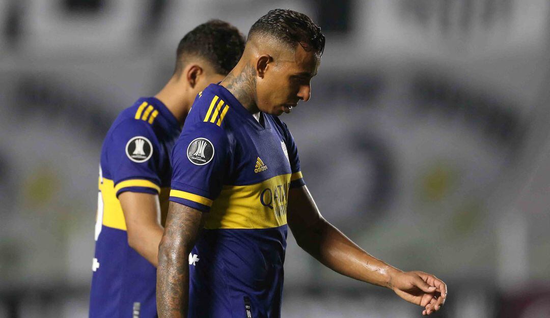 Sebastián Villa se lamenta tras la derrota en Brasil ante Santos.