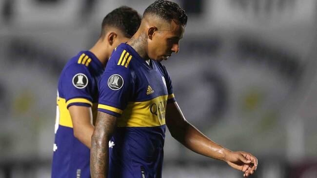 Sebastián Villa se lamenta tras la derrota en Brasil ante Santos.