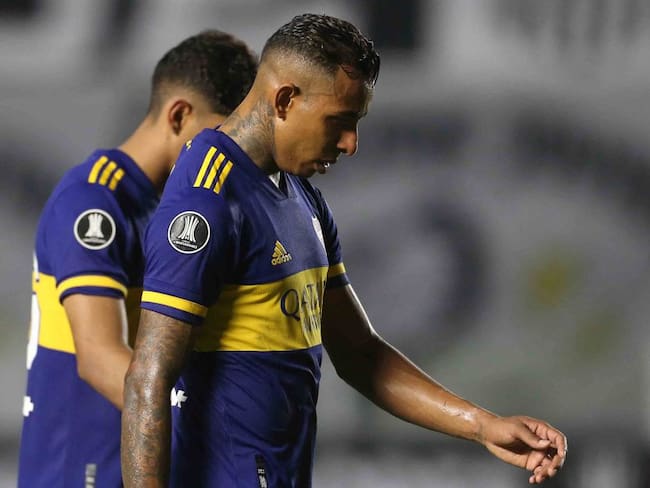 Sebastián Villa se lamenta tras la derrota en Brasil ante Santos.