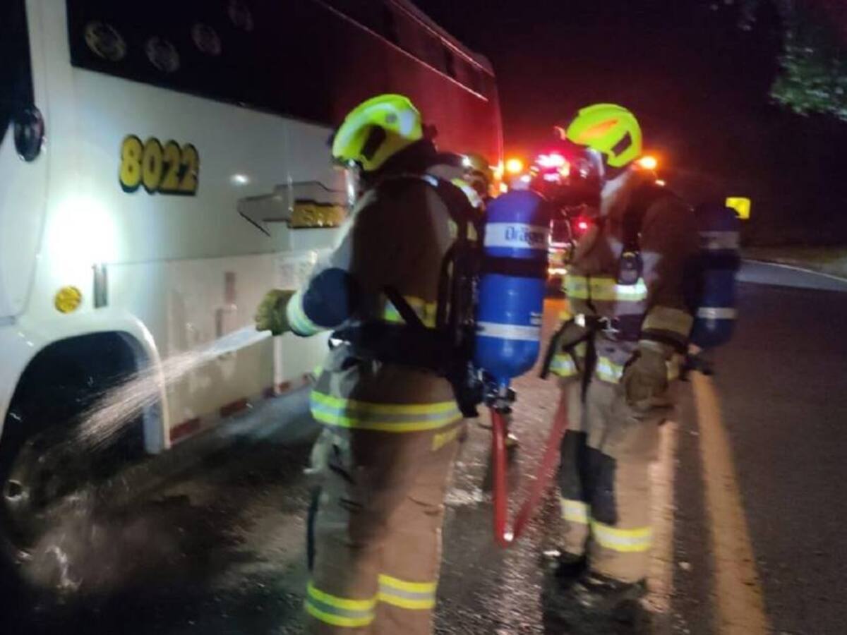 Incendio de bus en la antigua vía Chinchiná