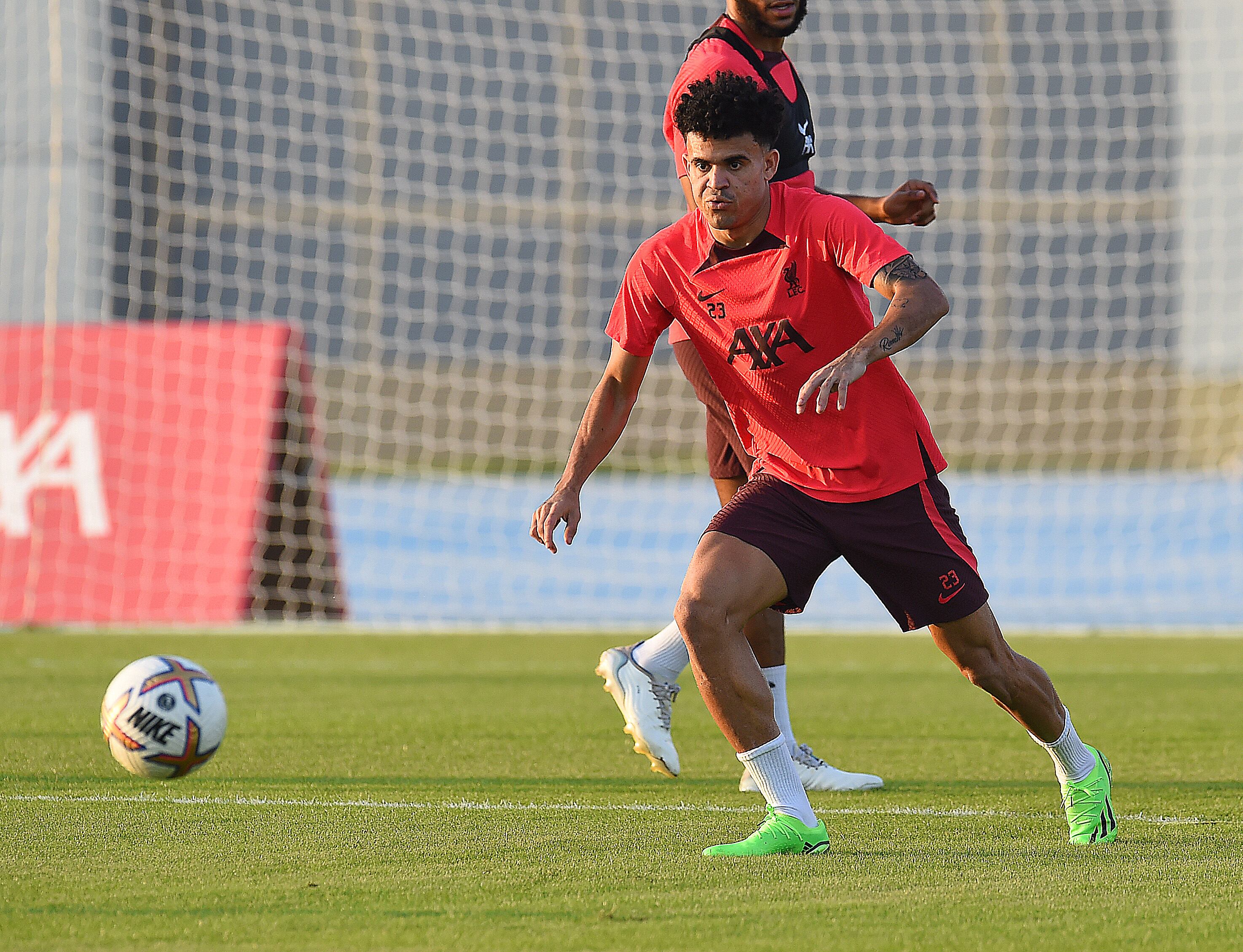 Luis Díaz entrenando con Liverpool previo a su cirugía en la rodilla. (Photo by John Powell/Liverpool FC via Getty Images)