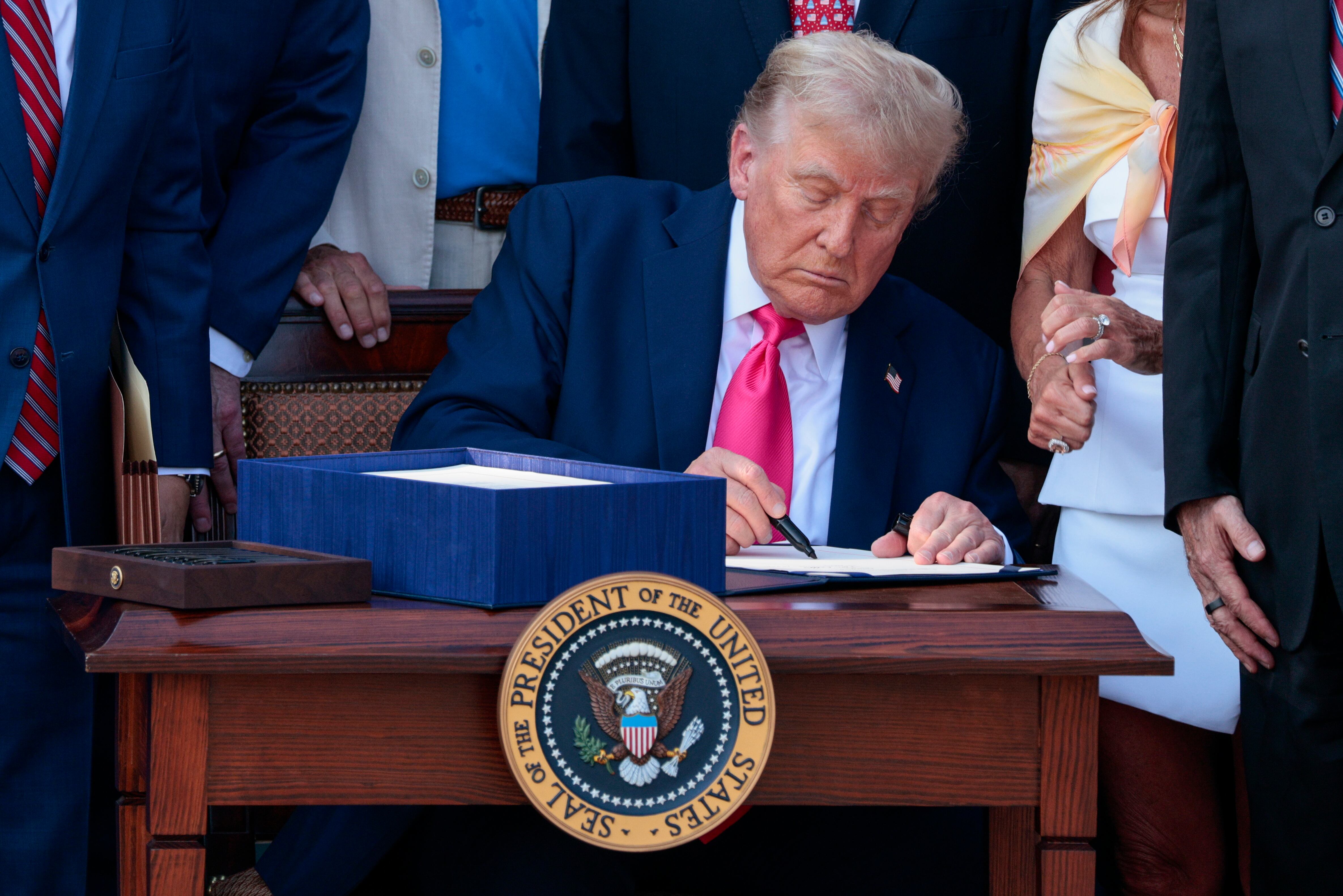 El mandatario aseguró que su gabinete está “disponible a cualquier hora” para ayudar a las poblaciones afectadas.
 EFE/EPA/SHAWN THEW
