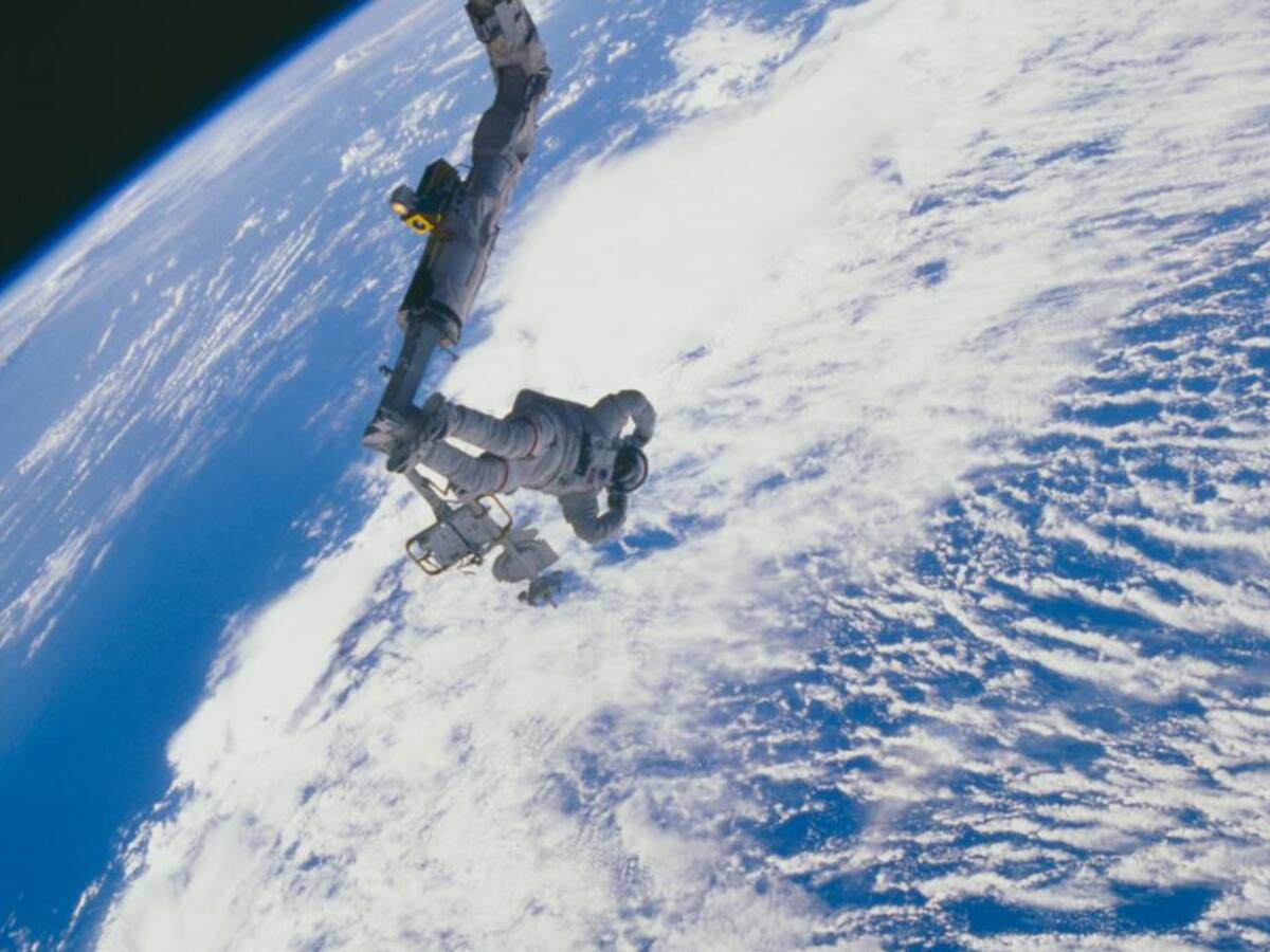 China pide crear marco legal para mantener paz en la órbita