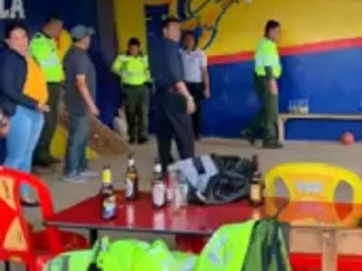Sanciones para policías que estaban borrachos y jugando tejo con uniforme