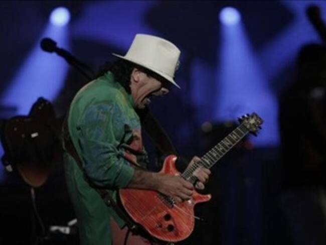 Carlos Santana le desea mucha luz a La Luciérnaga