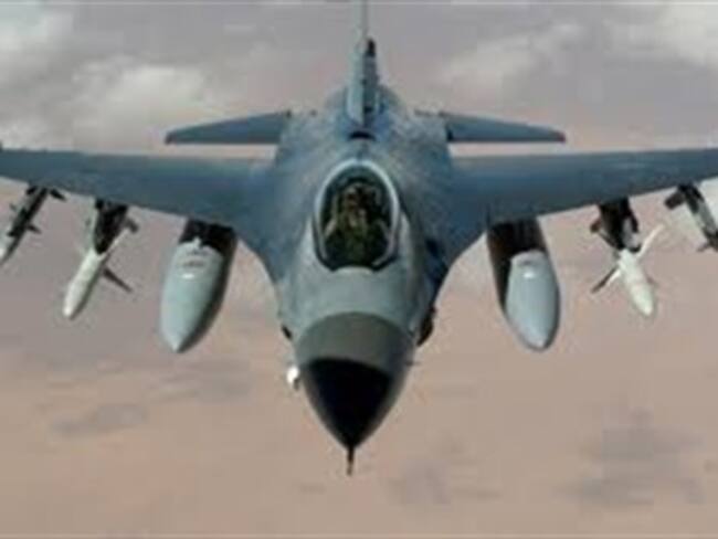Rumor sobre compra de aviones F16 enfrenta al Gobierno con expresidente Uribe