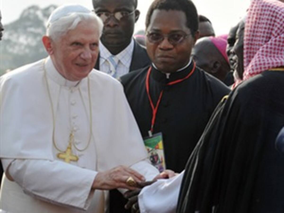 Benedicto XVI pide a los católicos combatir la brujería y el espiritismo en África