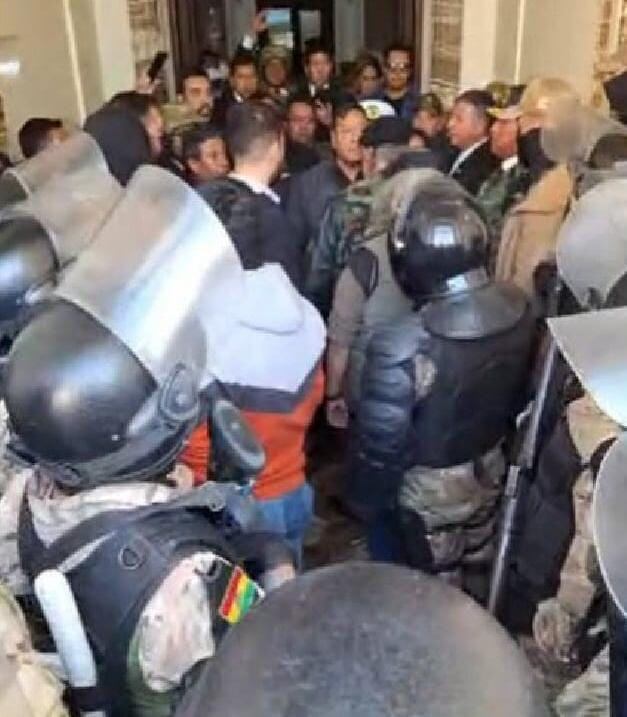 Presidente de Bolivia, Luis Arce (c), frente al comandante general del Ejército boliviano, Juan José Zuñiga. EFE/ Canal BoliviaTV