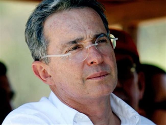 Uribe llama a proteger a los enfermos del virus A H1N1
