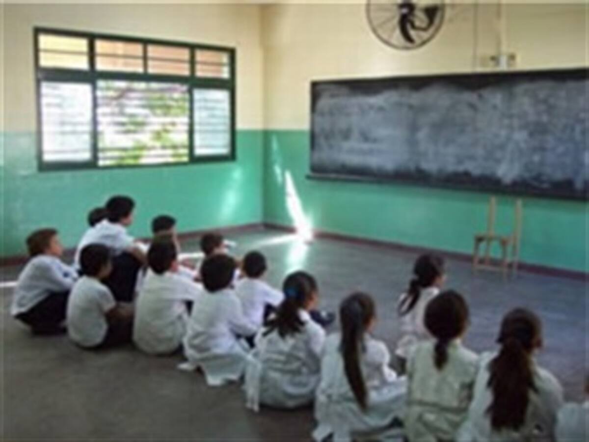 En colegio de Montería más de cien de niños reciben clases en el piso por falta de sillas