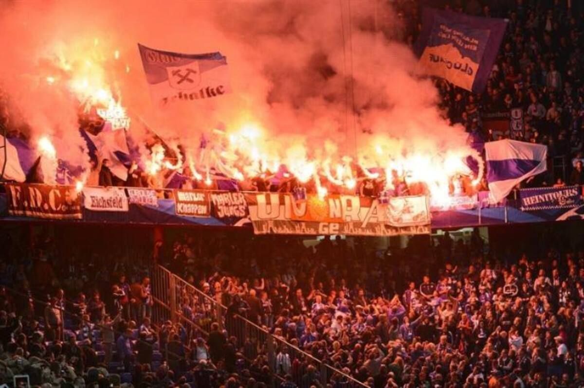 : Hinchas del Schalke 04 apoyan al equipo ante el FC Basel.
