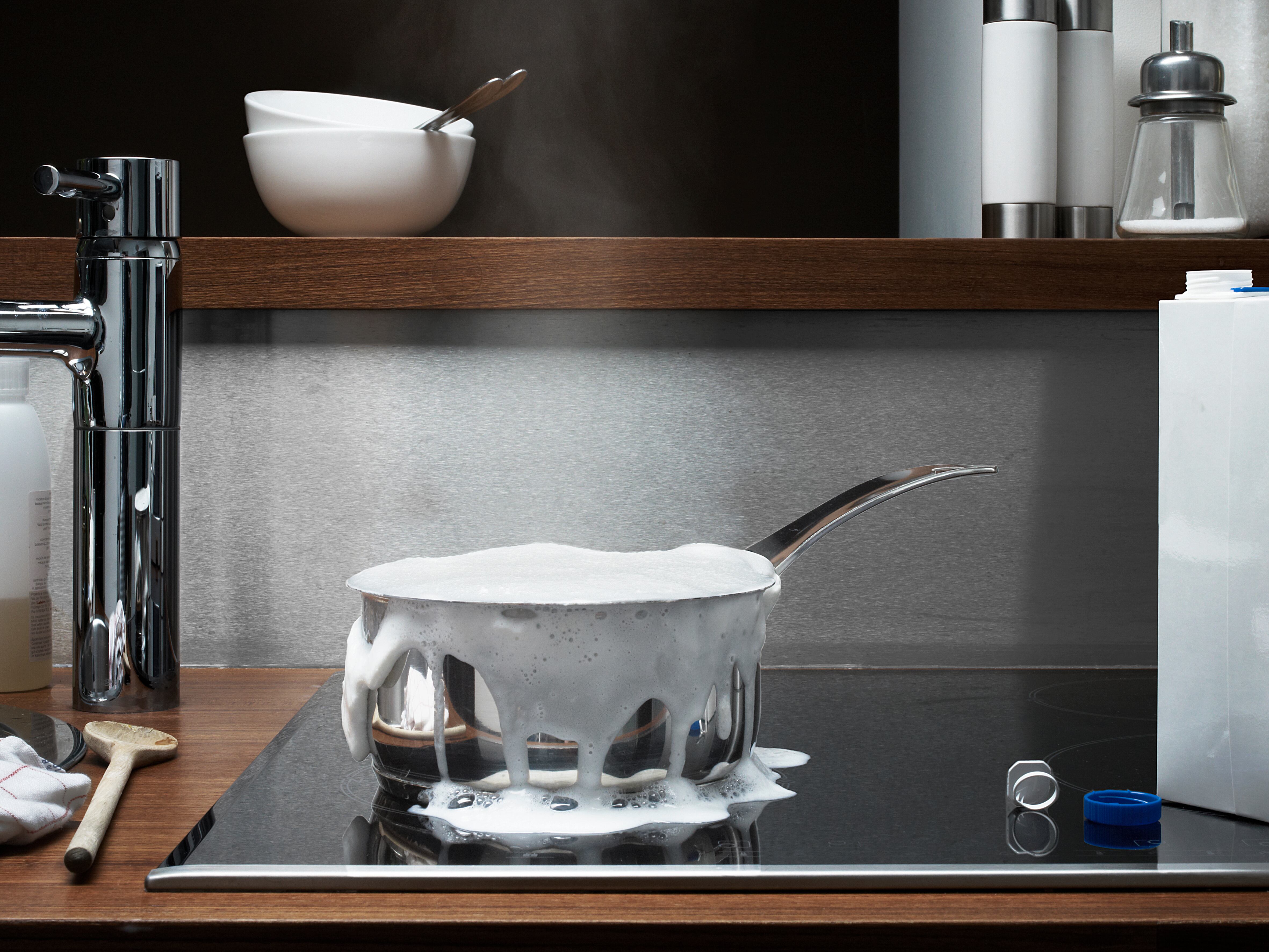 Imagen de referencia sobre accidente con leche hirviendo. / Getty Images