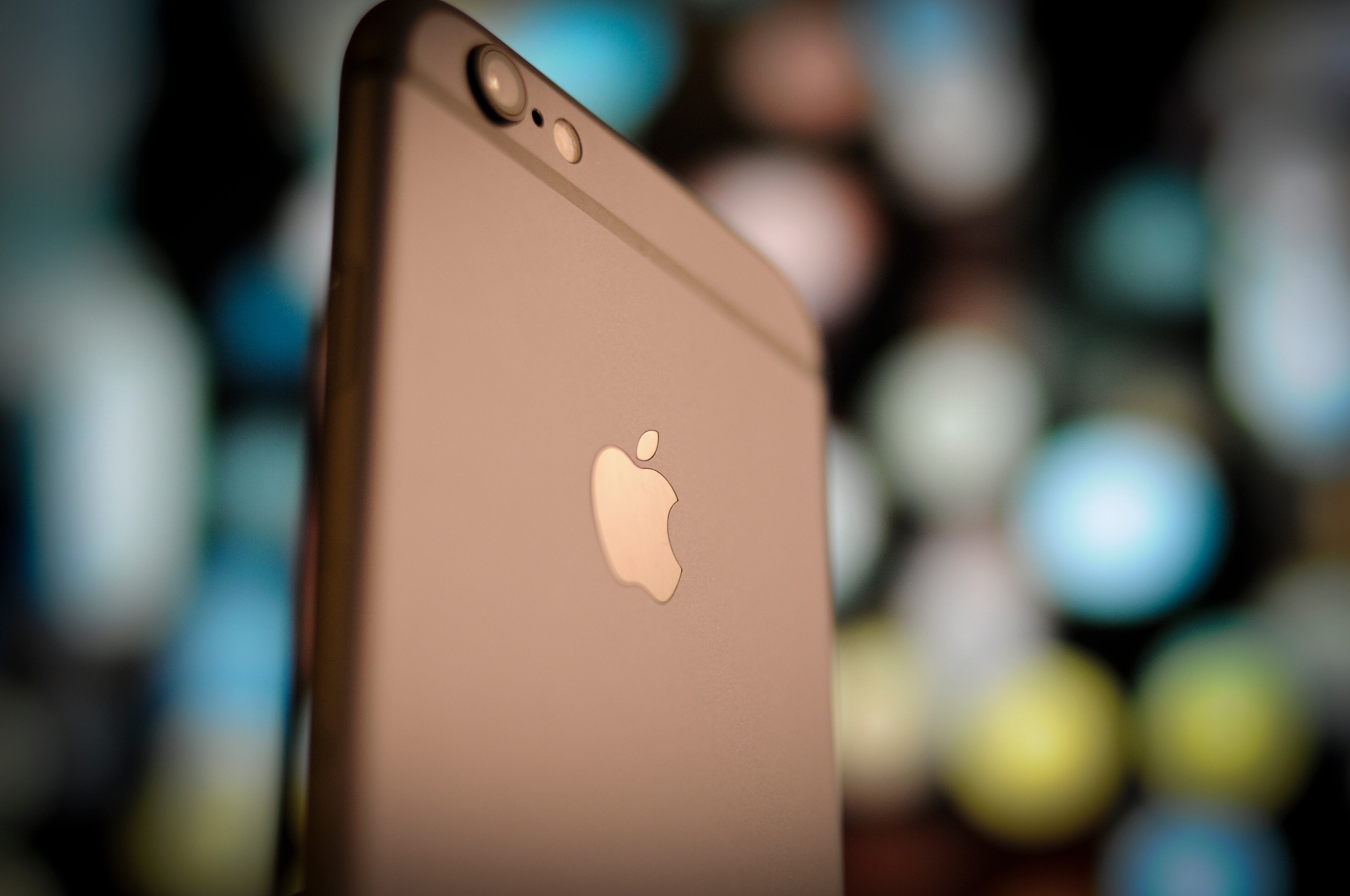 Parte posterior de un iPhone 6s / Foto: GettyImages